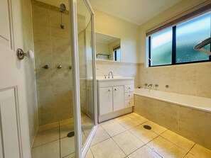 Haartrockner, Handtücher, Seife, Shampoo