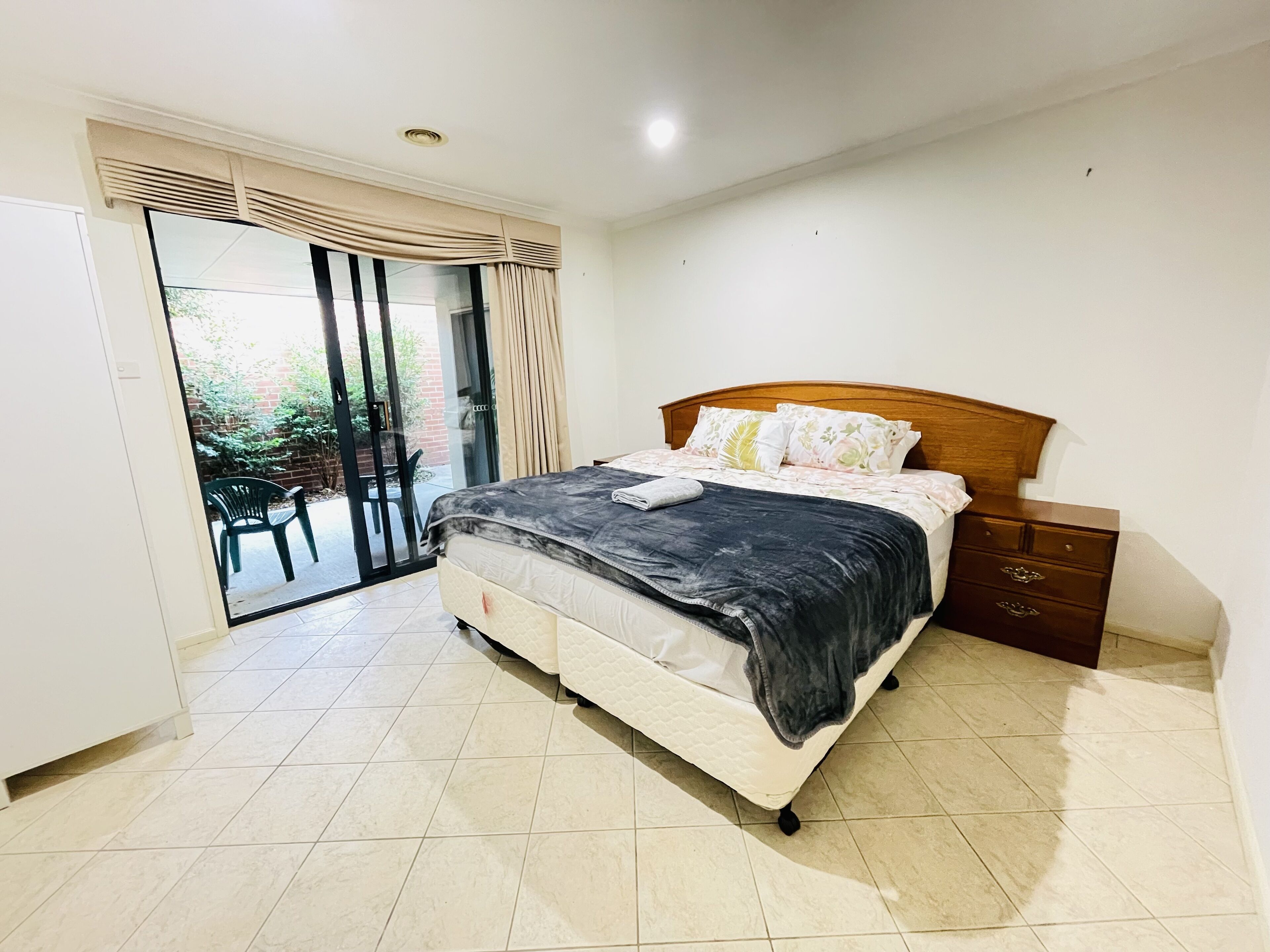 6 bedrooms, iron/ironing board, WiFi, bed sheets