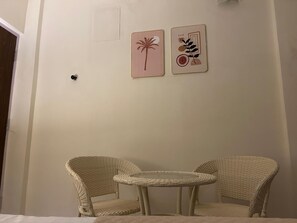 Habitación doble Deluxe, 1 cama matrimonial, aire acondicionado, vista al patio | Ropa de cama de alta calidad, wifi gratis y ropa de cama 