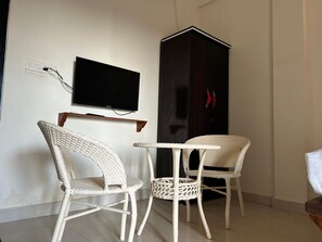 ห้องดีลักซ์ดับเบิล, เตียงใหญ่ 1 เตียง, เครื่องปรับอากาศ, วิวสวนหย่อม | เครื่องนอนระดับพรีเมียม, Wi-Fi ฟรี, ผ้าปูที่นอน