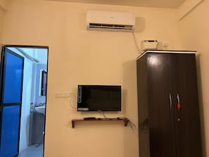 Deluxe Double Room, 1 Double Bed, Air conditioning, Courtyard View | Premium bedding, free WiFi, bed sheets