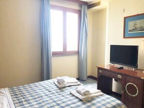 1 bedroom, WiFi, bed sheets - 7 Suite Levante, secondo piano, affaccio vista mare, bagno con vasca  (Cecina)