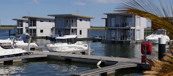 Floating Houses - Komfortable Schwimmende Ferienhäuser im Krösliner Yachthafen
