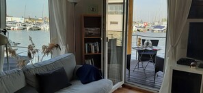 Tv, dvd-spelare och en stereo