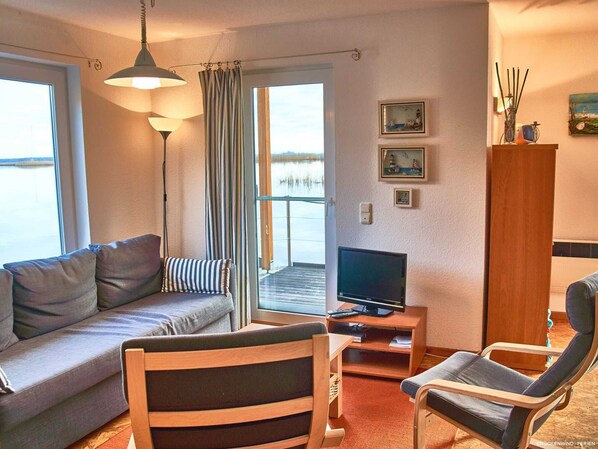 Fernseher, DVD-Player, Stereoanlage