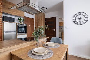 Microwave, dishwasher, cookware/dishes/utensils