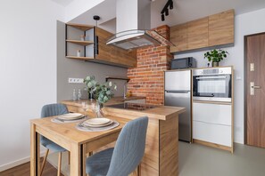 In-room dining - Elegant Apartment Kraków by Renters (Kraków)