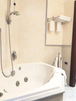 Secador de pelo, bidet, toallas, jabón