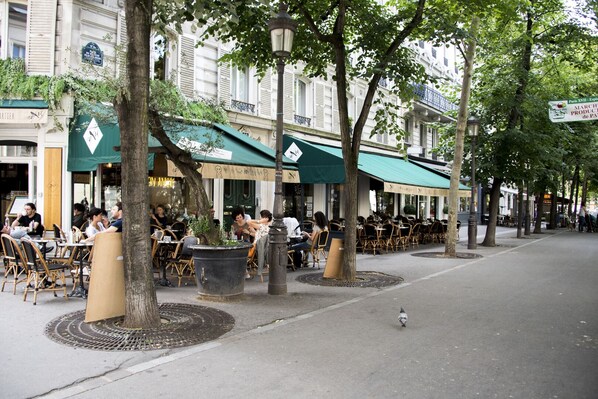 Outdoor dining - Batignolles Blues, by Veeve (Paris)