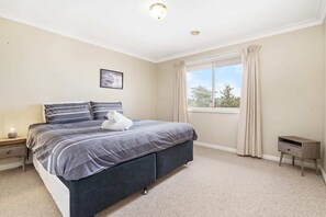 4 bedrooms, desk, iron/ironing board, WiFi