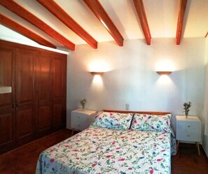 4 chambres, coffres-forts dans les chambres, bureau