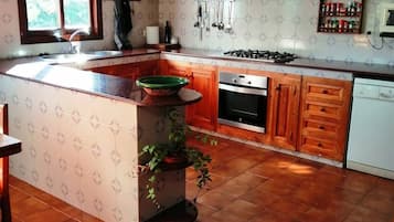 Microondas, horno, parrilla de estufa y lavavajillas
