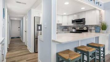 Frigorífico, horno, placa de cocina y lavavajillas