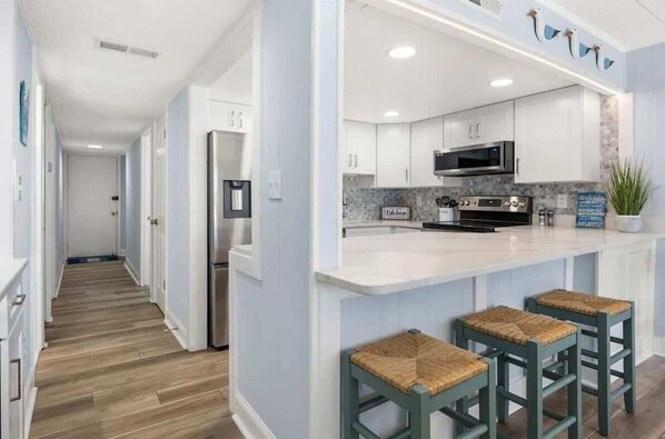 Fridge, oven, stovetop, dishwasher