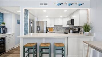 Fridge, oven, stovetop, dishwasher