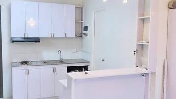 Jääkaappi, mikroaaltouuni, keittoastiat/astiat/ruokailuvälineet