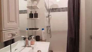 Dusche, Haartrockner, Seife, Toilettenpapier