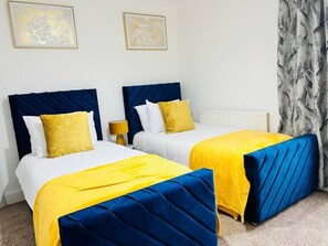 3 habitaciones, tabla de planchar con plancha, wifi y ropa de cama 