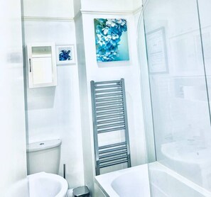 Secador de pelo, toallas, jabón y papel higiénico