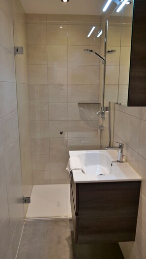 Een douche, handdoeken, toiletpapier