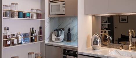 Kjøleskap, mikrobølgeovn, ovn og vannkoker