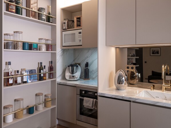 Fridge, microwave, oven, electric kettle - Appartement Charmant et Luxueux Très Bien Situé (Paris)