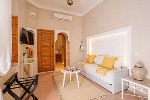 Deluxe Double Room | Living area | Smart TV - Dar Azal (Marrakech)
