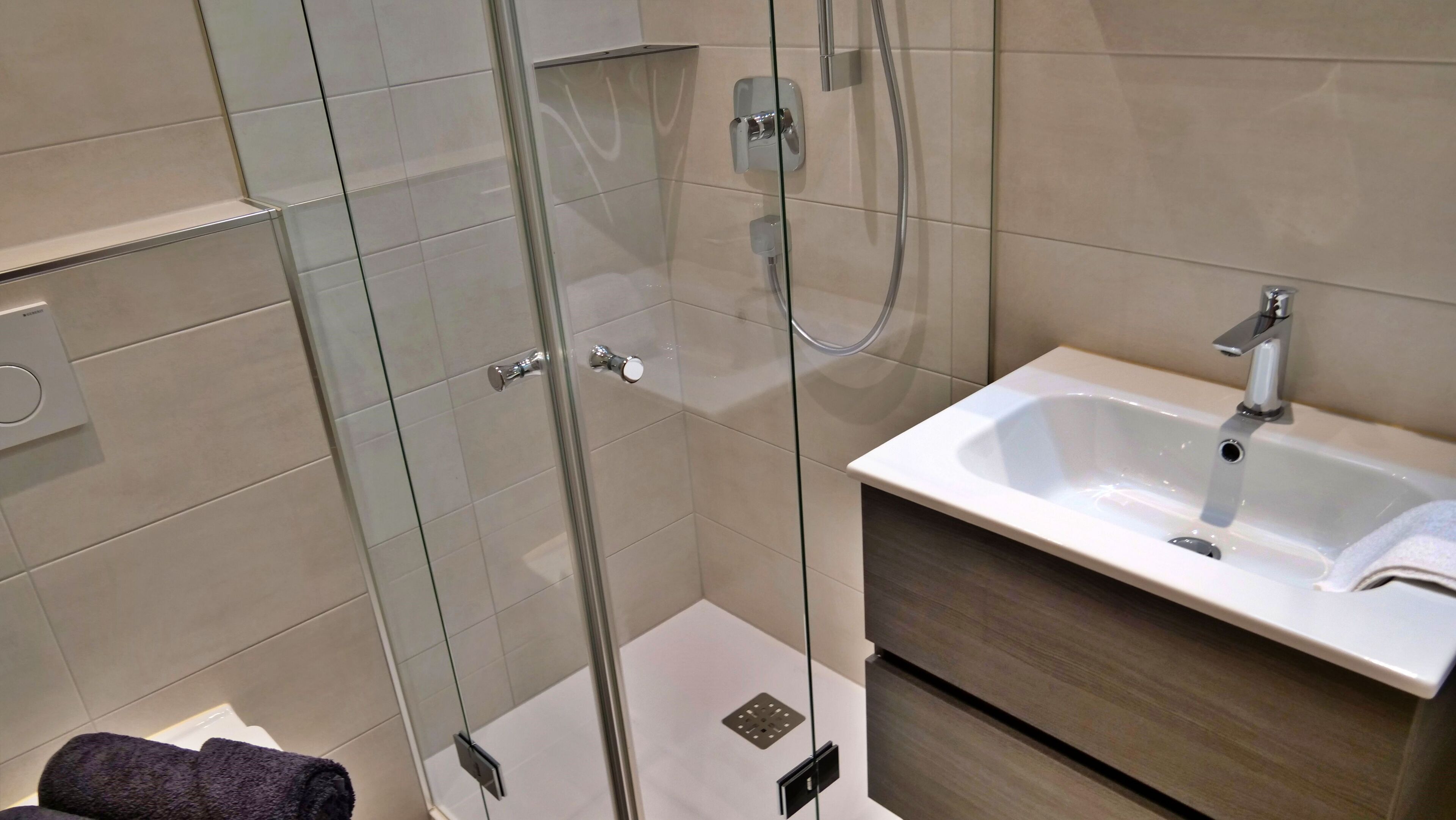 Dusche, Handtücher, Toilettenpapier