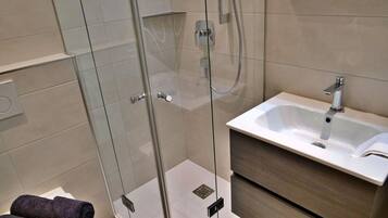 Dusche, Handtücher, Toilettenpapier