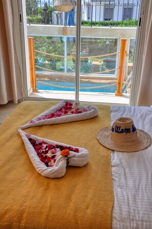 Double Room, Ensuite, Pool View