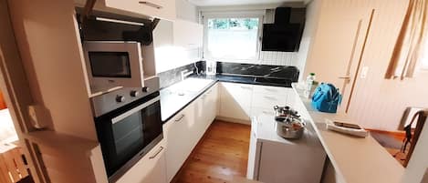 Frigorifero, microonde, forno, piano cottura