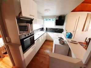 Réfrigérateur, four à micro-ondes, un four, surface de cuisson