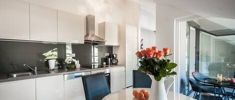 Ofen, Herdplatte, Geschirrspüler, Wasserkocher mit Kaffee-/Teezubehör