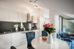 Ovn, kogeplade, opvaskemaskine, kaffe-/temaskine