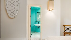 A modern bathroom with a white vanity, a sink, and a mirror. - Smartr Sevilla Las Dueñas (Seville)