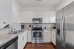 Een koelkast, een magnetron, een oven, een kookplaat