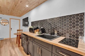 Kühlschrank, Mikrowelle, Herdplatte, Wasserkocher mit Kaffee-/Teezubehör