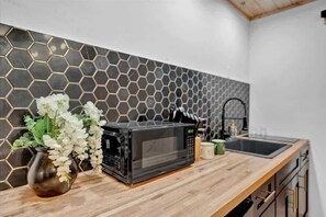 Geladeira, micro-ondas, cooktop, cafeteira/chaleira