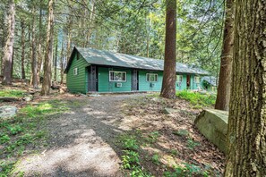 Exterior - Pocono Bold & Modern | Firepits | Pet Friendly (Barrett Township)