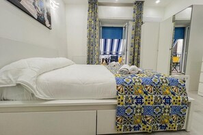 1 habitación, escritorio, tabla de planchar con plancha y cuna de viaje 