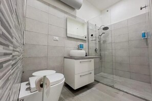 Regadera, amenidades de baño ecológicas, secadora de cabello, bidet 