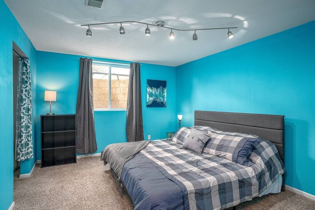 Työpöytä, silitysrauta/-lauta, vauvan matkasänky, Wi-Fi