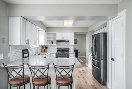Fridge, microwave, oven, stovetop. Eldridge 4BD Family Retreat Near Top Sports Complexes