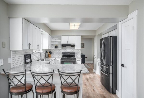 Refrigerador, microondas, horno y parrilla de estufa