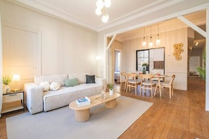 Flat-screen TV, fireplace