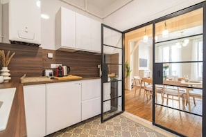 Fridge, microwave, oven, stovetop