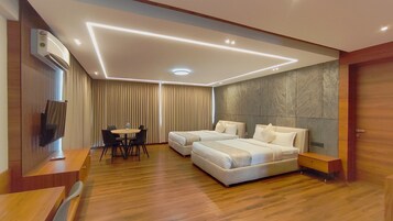 Habitación Royal con 2 camas individuales, 2 camas de matrimonio | Escritorio, espacio para trabajar con un portátil, wifi gratis