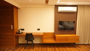 ロイヤル ツインルーム クイーンベッド 2 台 | デスク、ノートパソコン用作業スペース、WiFi (無料)、ベッドシーツ