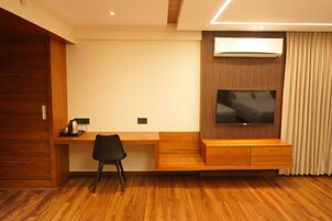 Habitación Royal con 2 camas individuales, 2 camas de matrimonio | Escritorio, espacio para trabajar con un portátil, wifi gratis