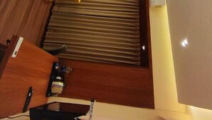 デラックス ダブルまたはツインルーム | デスク、ノートパソコン用作業スペース、WiFi (無料)、ベッドシーツ